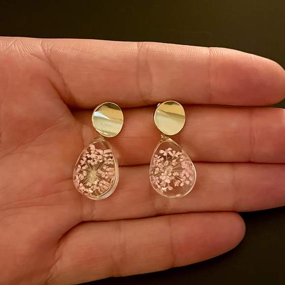 NWOT- beautiful pink flower resin earrings - Picture 2 of 2